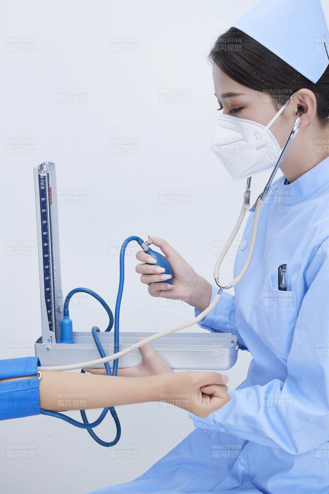 佩戴听诊器的女性医护人员为患者听诊检查图片