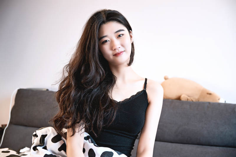 刚刚睡醒,起床的亚洲女孩图片