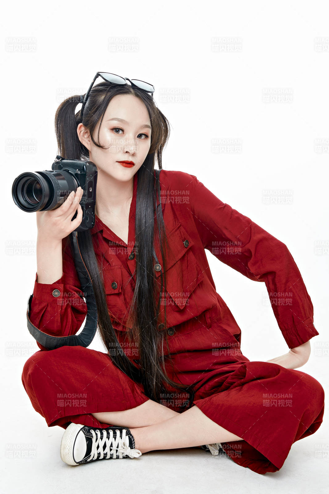 手持相机的亚洲戴墨镜年轻少女的肖像人像图片