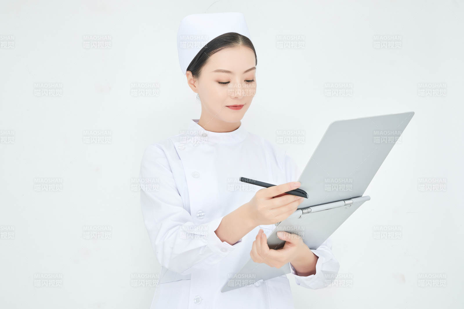 白背景里穿护士服手持病历夹的美女护士图片