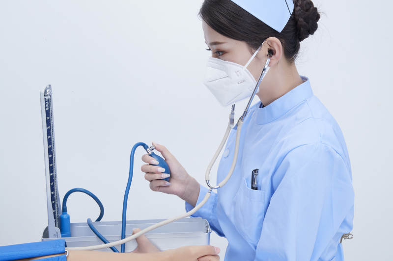 佩戴听诊器的女性医护人员为患者听诊检查图片