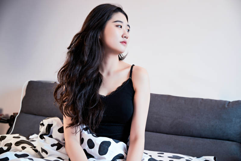 刚刚睡醒,起床的亚洲女孩图片