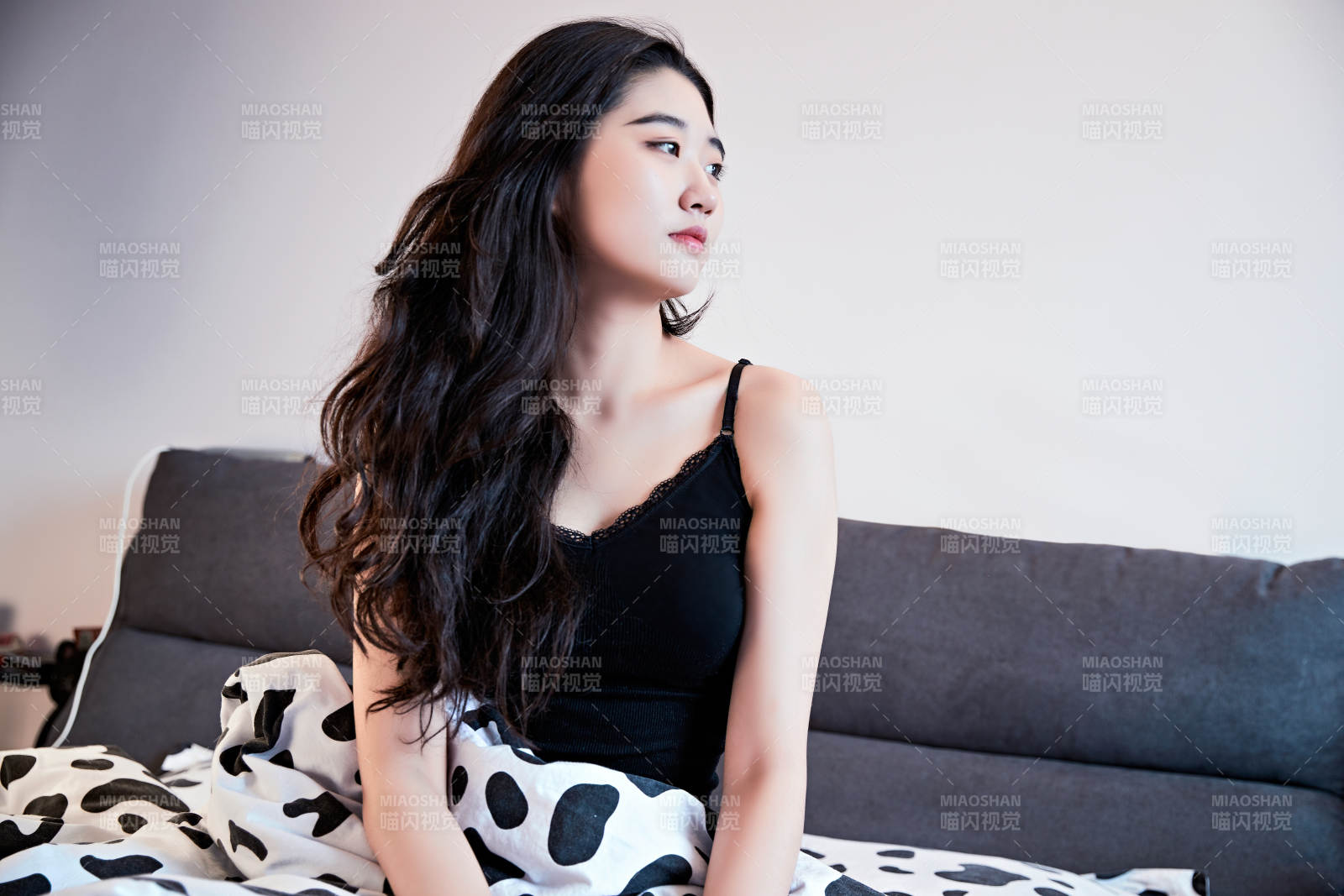 刚刚睡醒,起床的亚洲女孩图片