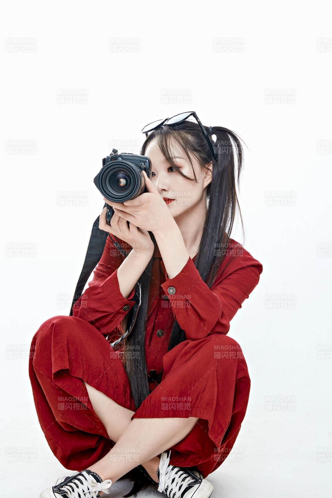 手持相机的亚洲戴墨镜年轻少女的肖像人像图片