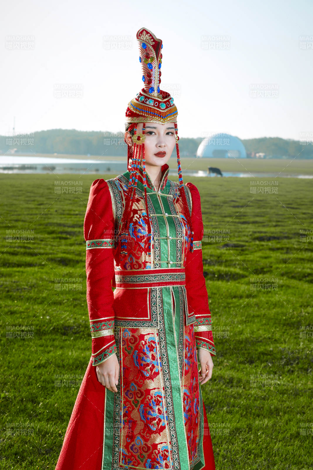 草原上穿着蒙古族传统服饰的亚洲年轻美少女图片