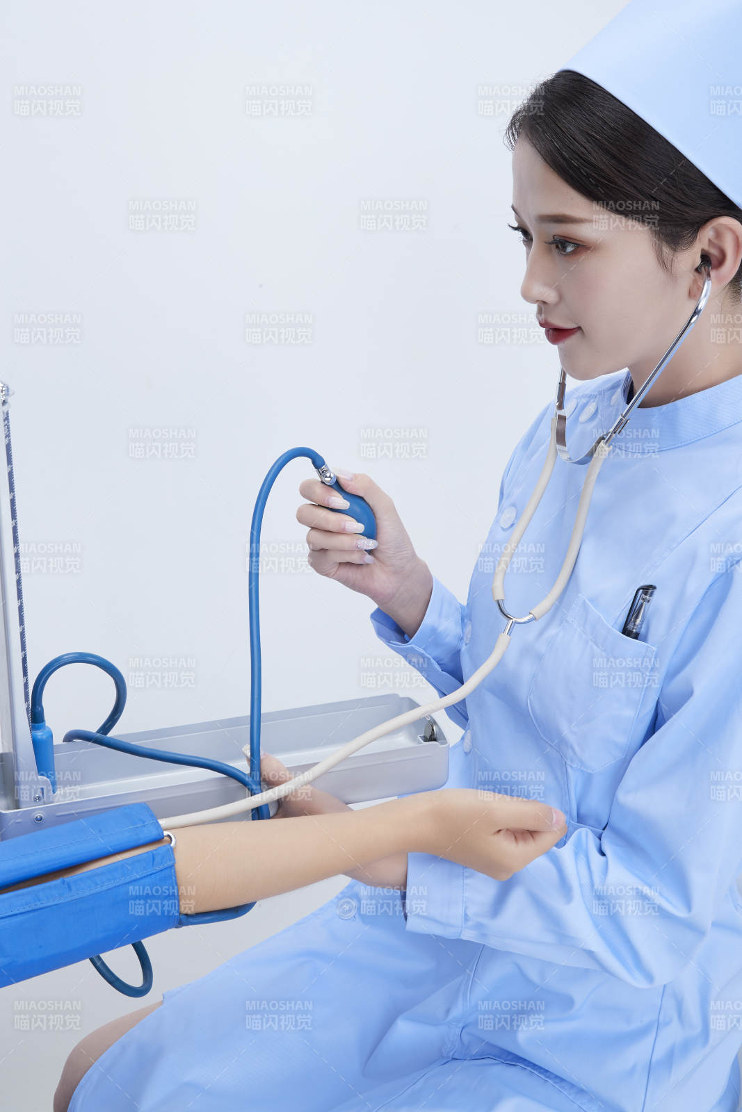 佩戴听诊器的女性医护人员为患者听诊检查图片