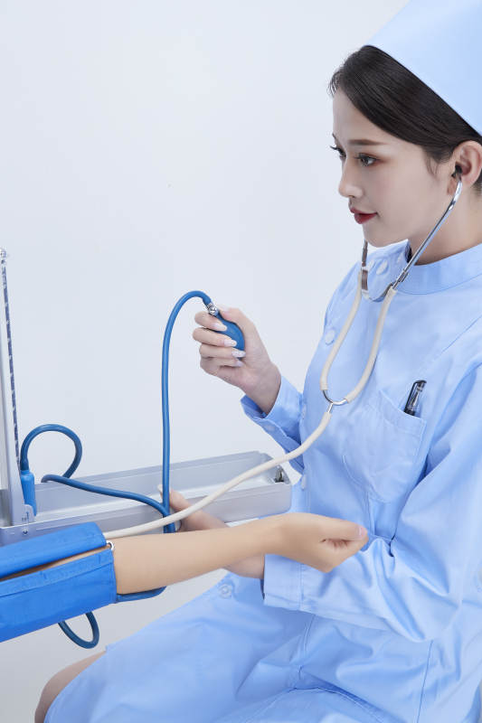 佩戴听诊器的女性医护人员为患者听诊检查图片