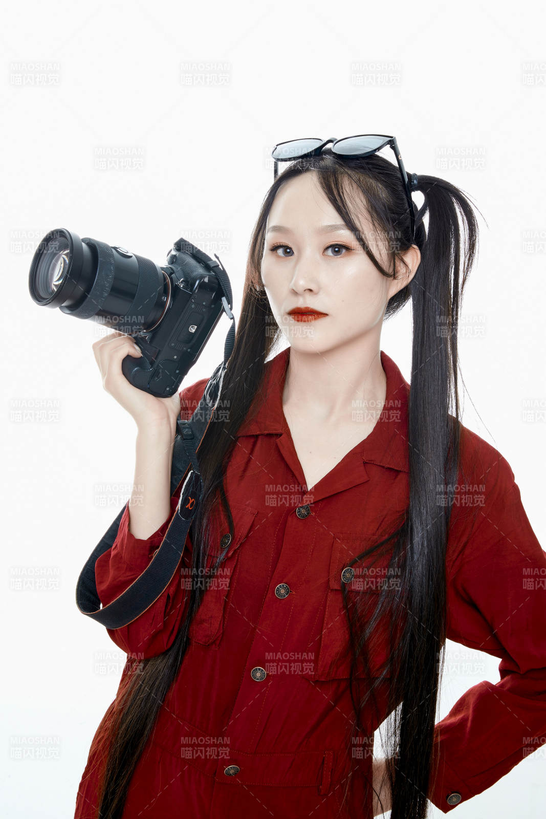 手持相机的亚洲戴墨镜年轻少女的肖像人像图片