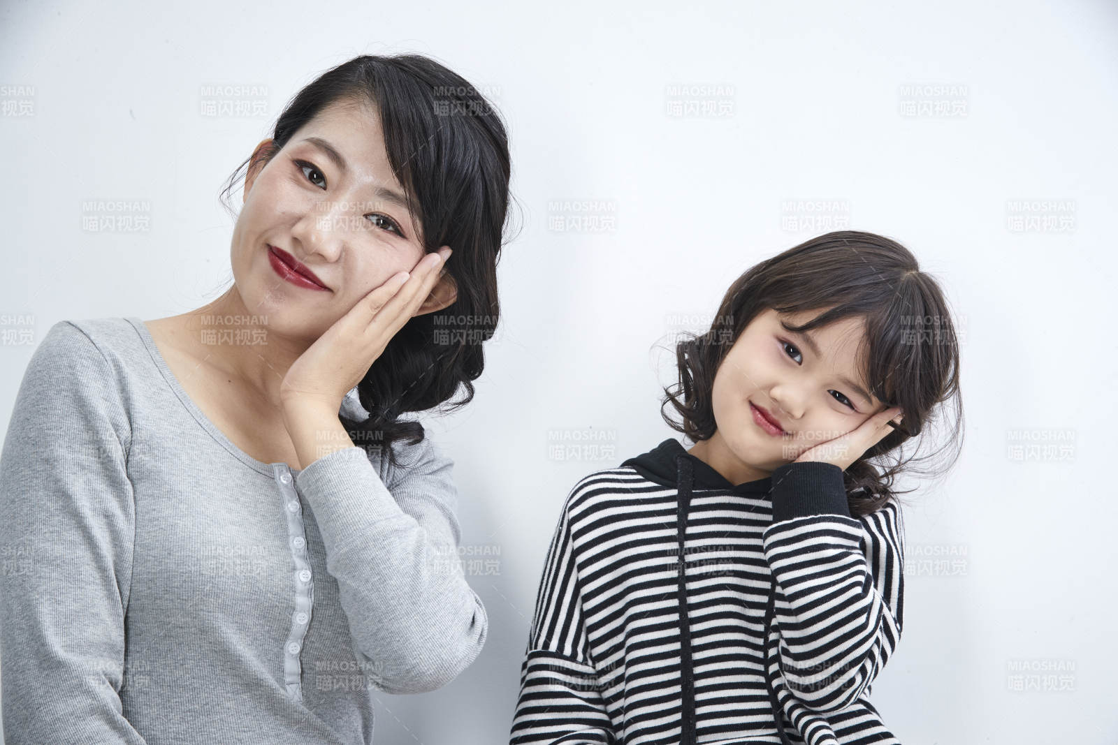 白色背景的美丽妈妈与可爱女儿亲子人像图片