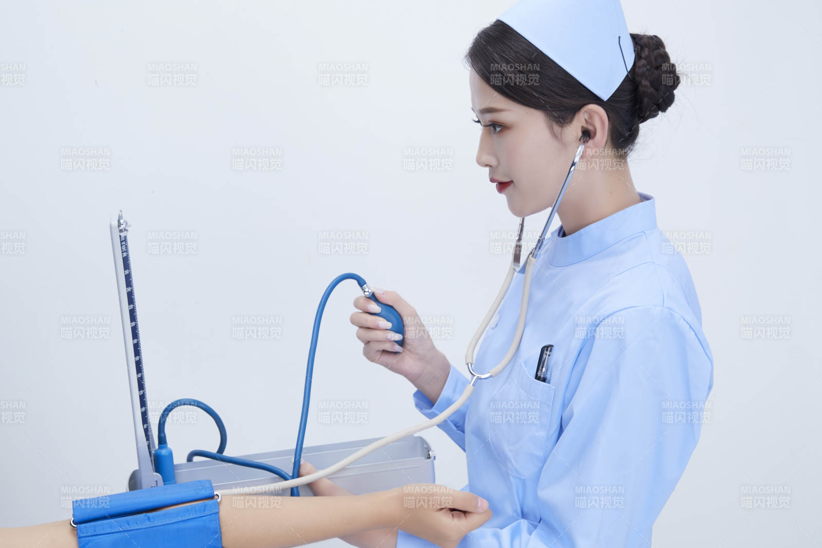 佩戴听诊器的女性医护人员为患者听诊检查图片