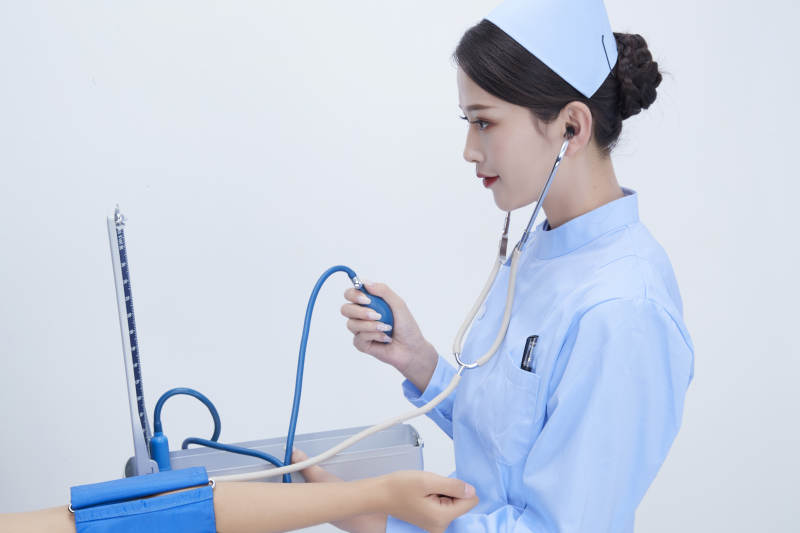 佩戴听诊器的女性医护人员为患者听诊检查图片