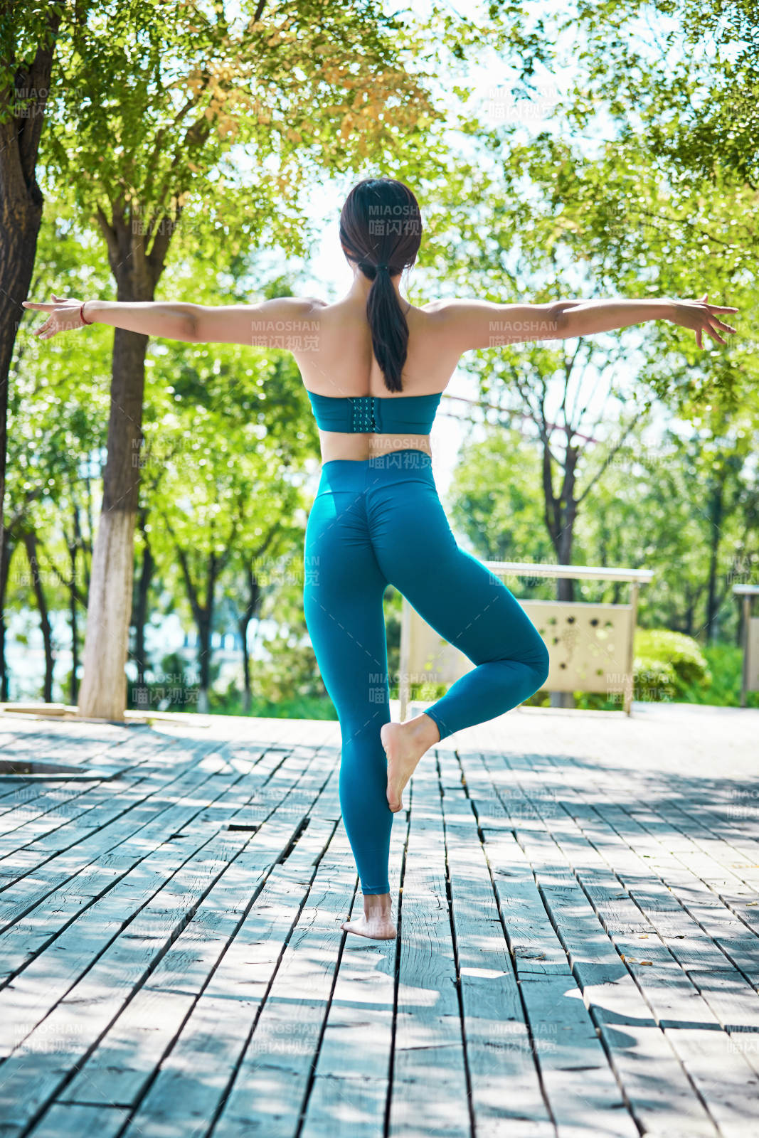 湖畔公园做瑜伽动作的亚洲年轻女性图片