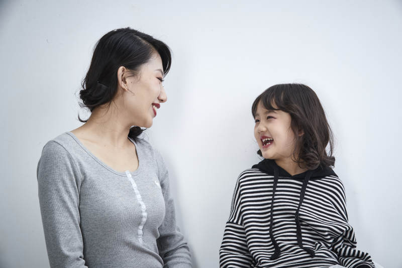 白色背景的美丽妈妈与可爱女儿亲子人像图片