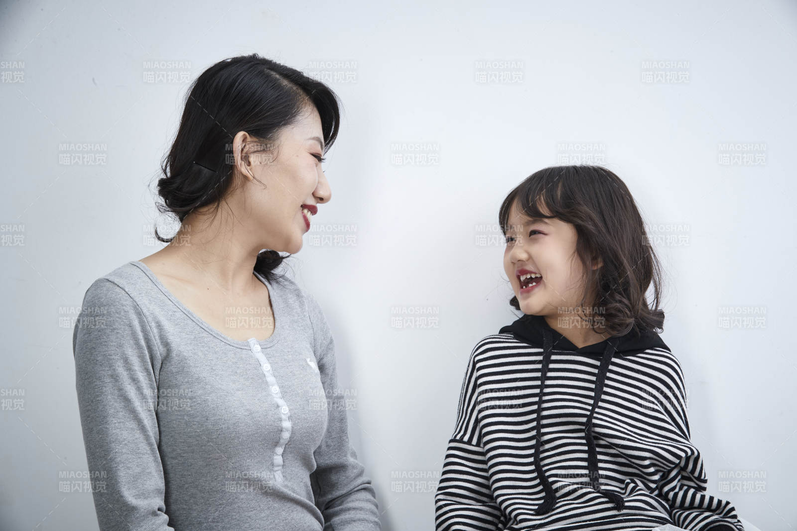 白色背景的美丽妈妈与可爱女儿亲子人像图片