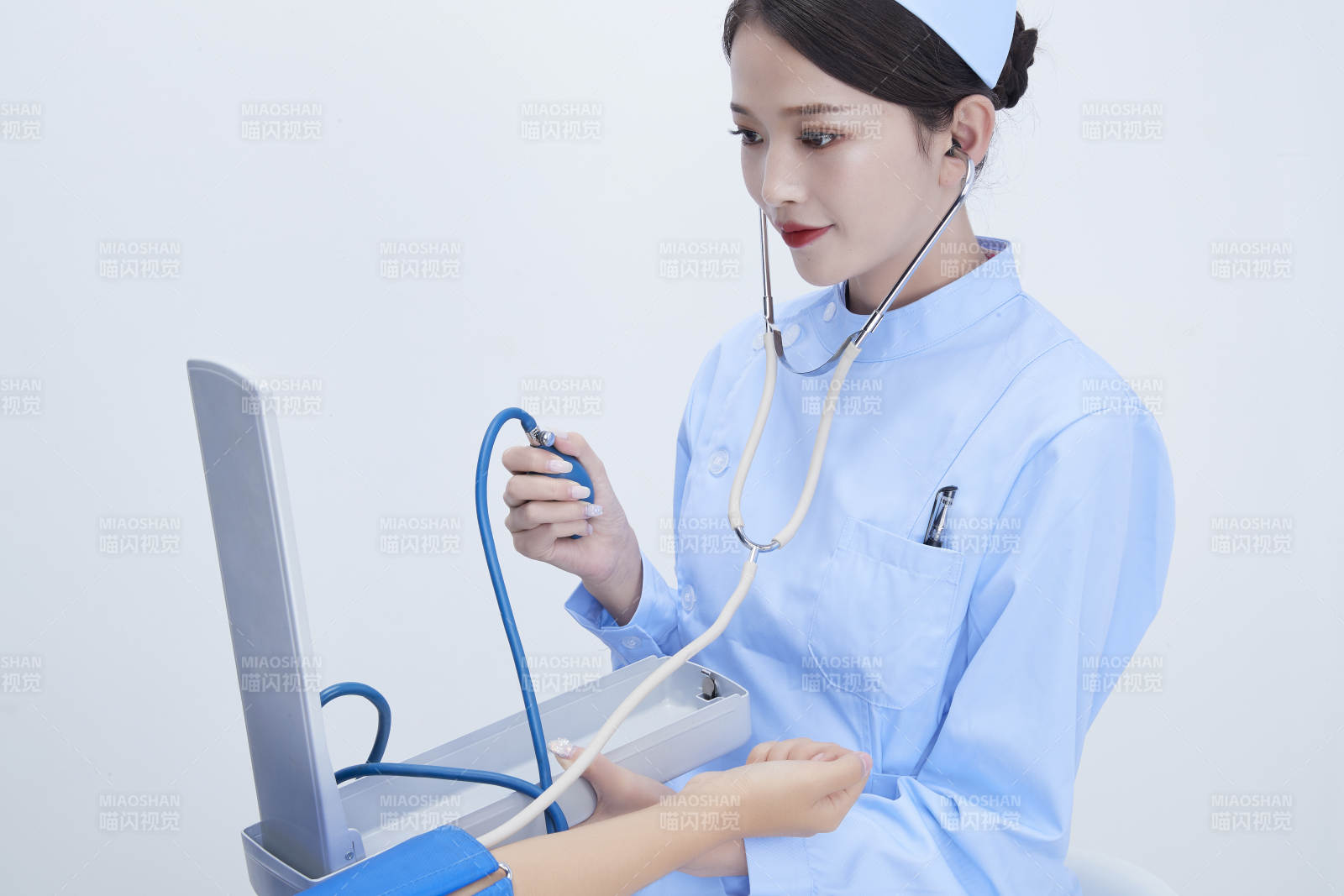 佩戴听诊器的女性医护人员为患者听诊检查图片