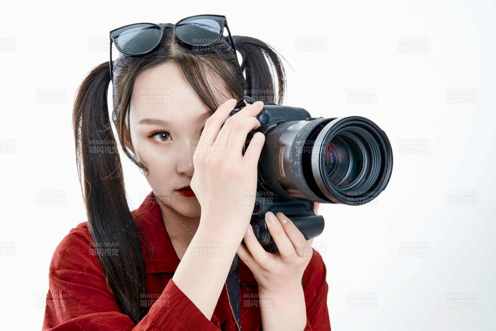 手持相机的亚洲戴墨镜年轻少女的肖像人像图片