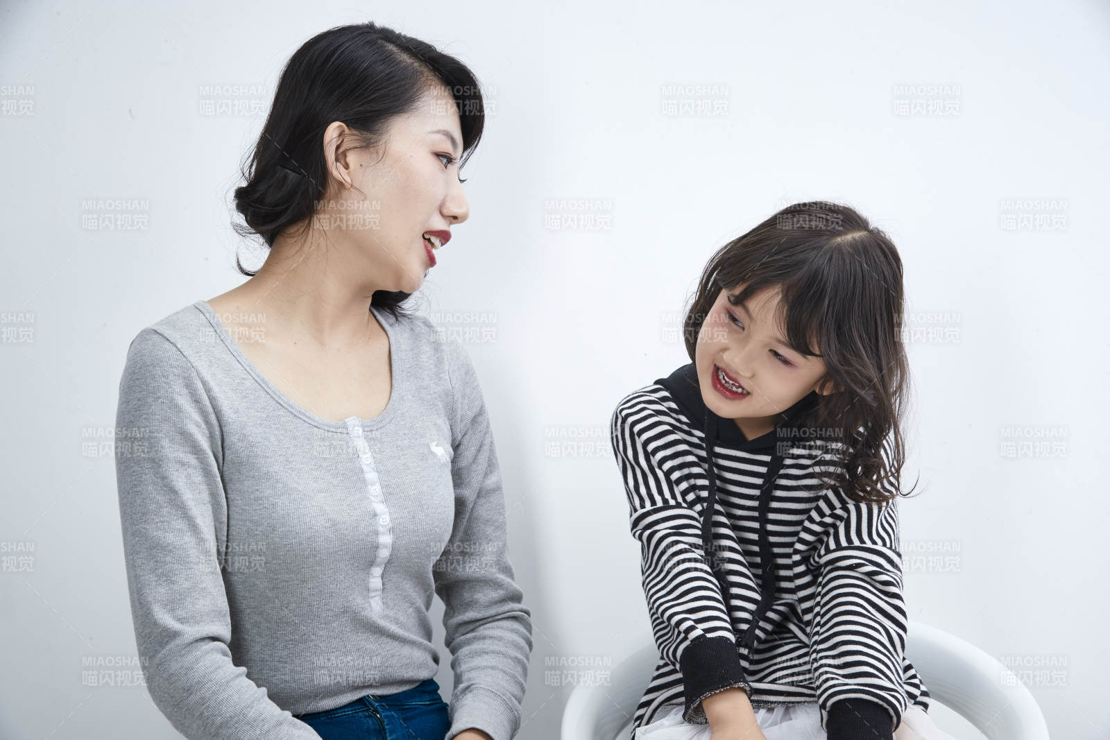 白色背景的美丽妈妈与可爱女儿亲子人像图片