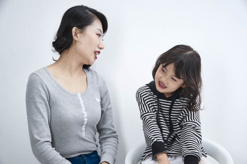 白色背景的美丽妈妈与可爱女儿亲子人像图片