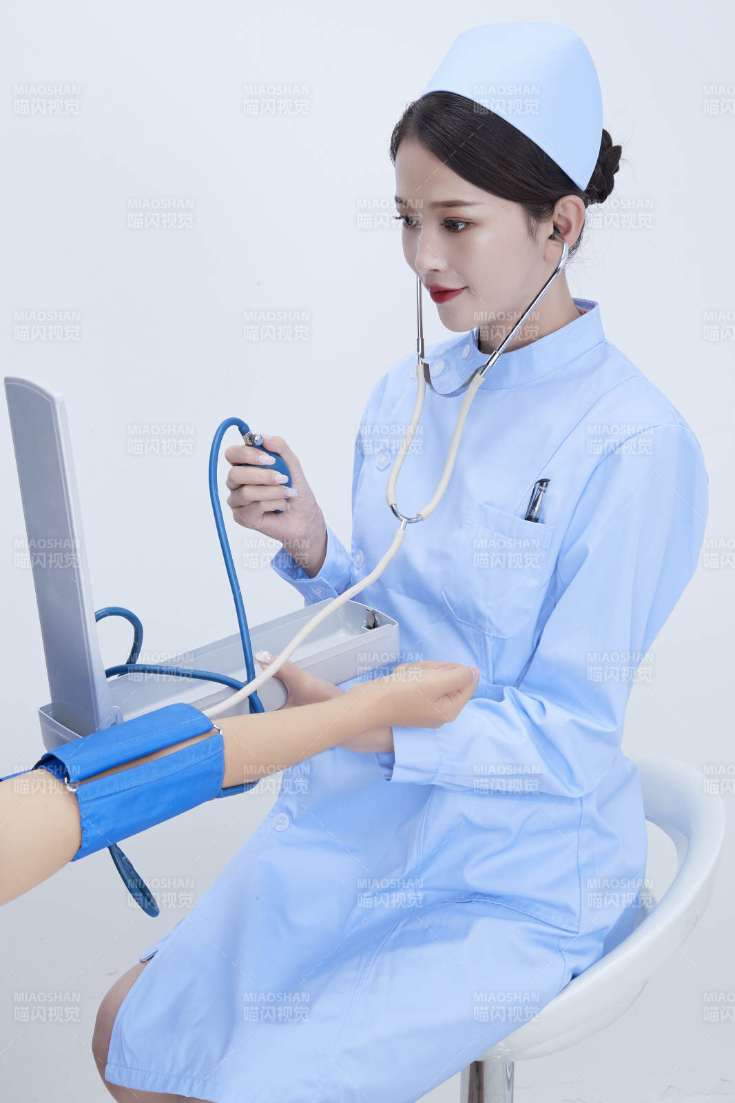 佩戴听诊器的女性医护人员为患者听诊检查图片