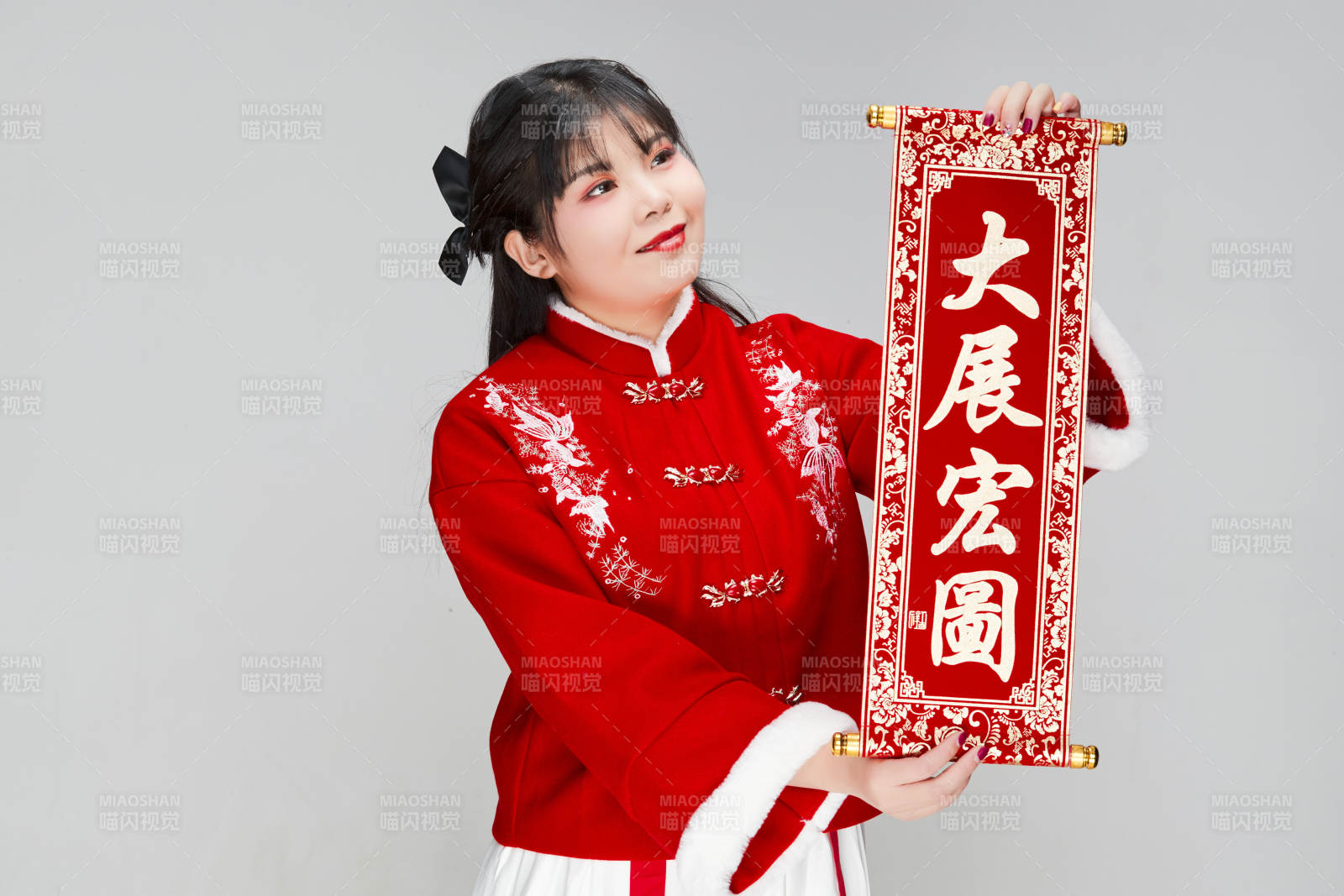 手持春联身穿喜庆汉服的可爱少女图片