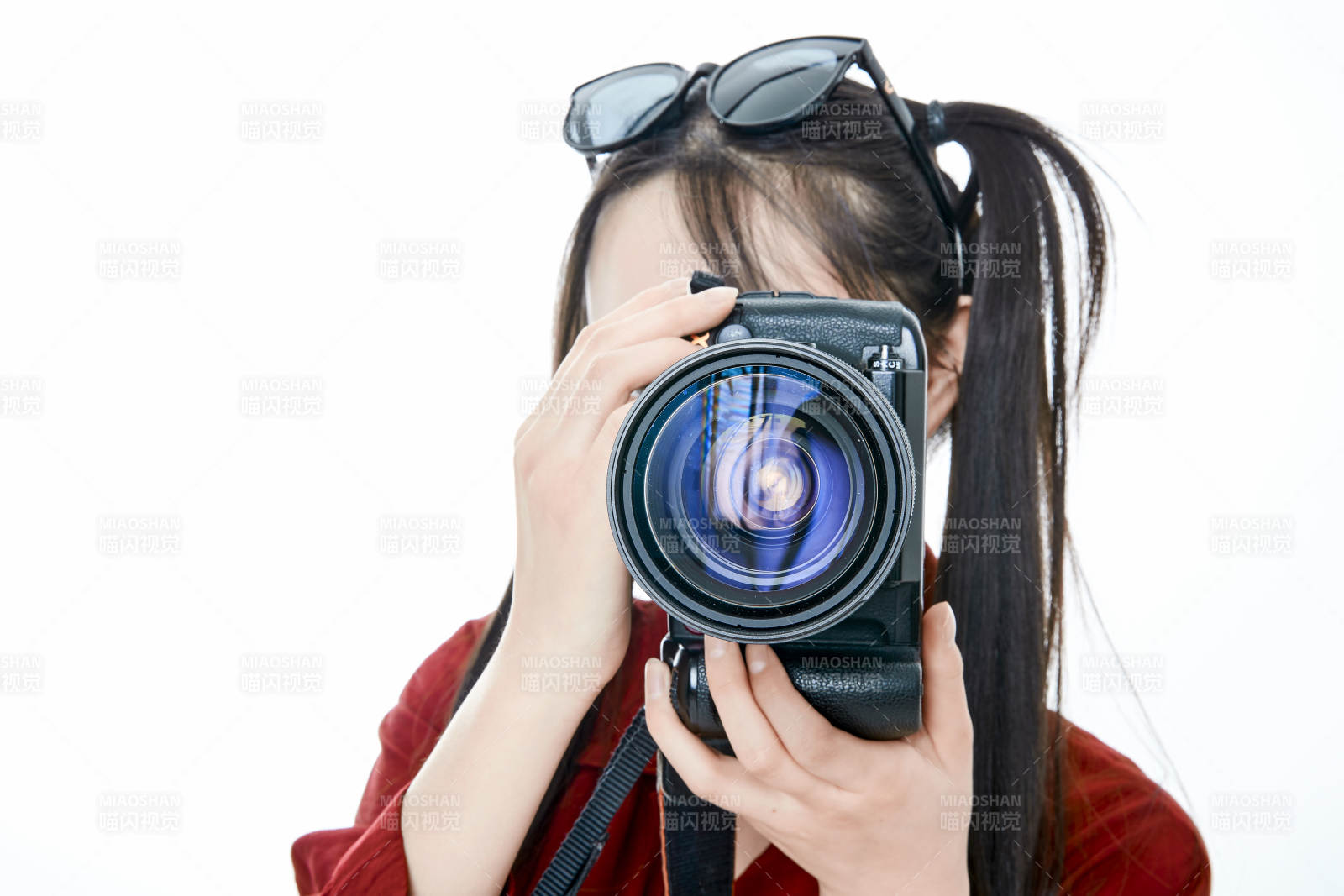 手持相机的亚洲戴墨镜年轻少女的肖像人像图片