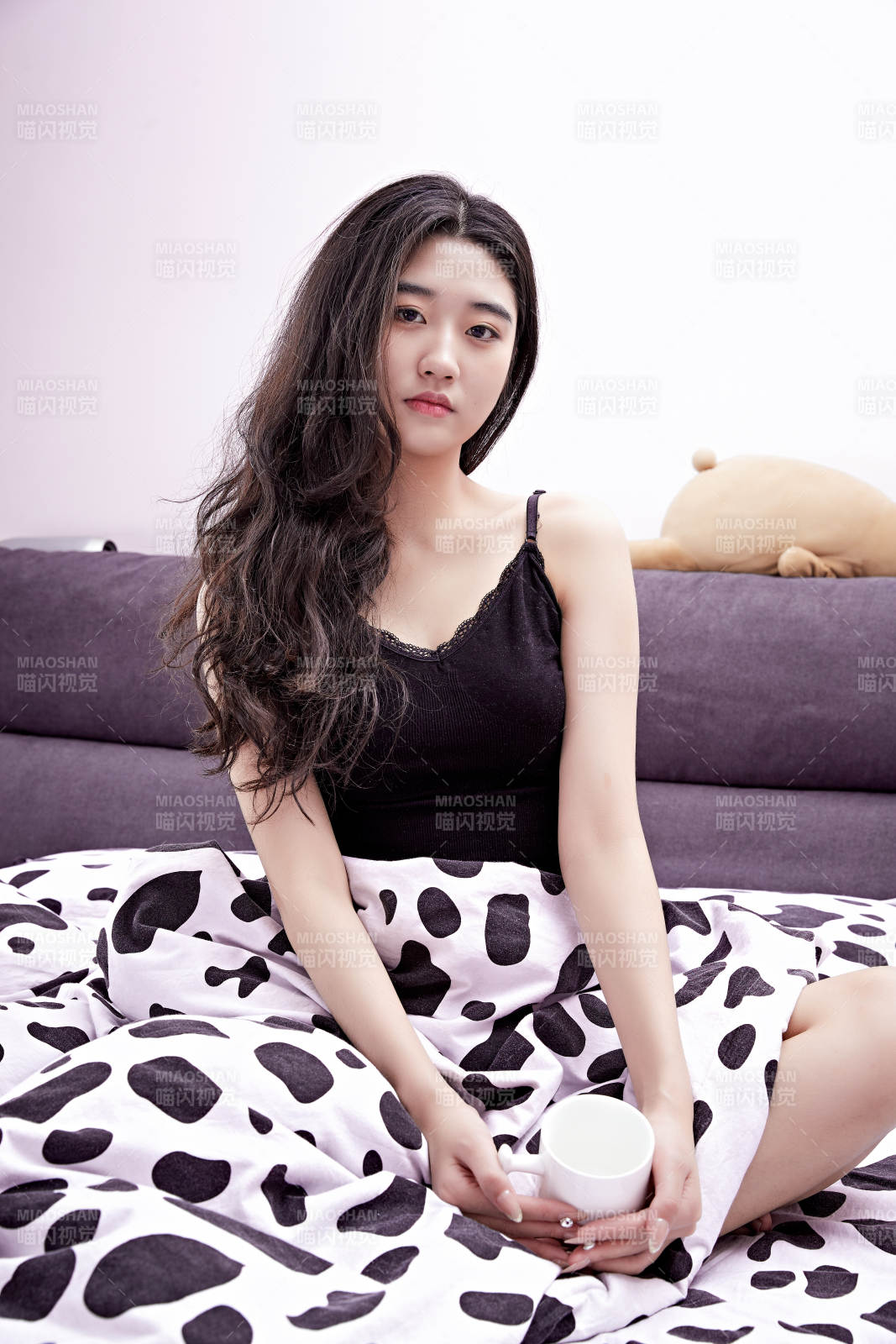 刚刚睡醒,起床的亚洲女孩图片