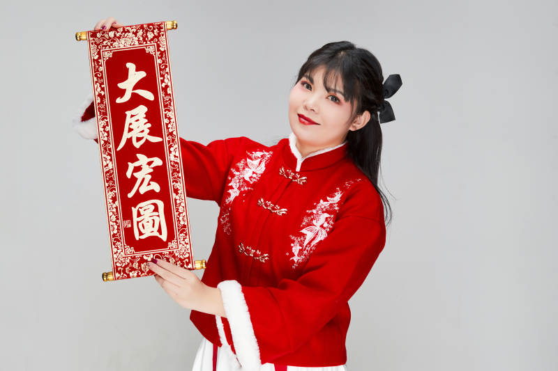 手持春联身穿喜庆汉服的可爱少女图片