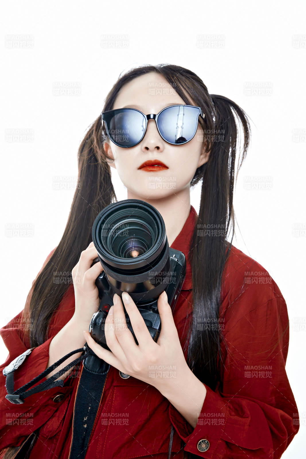 手持相机的亚洲戴墨镜年轻少女的肖像人像图片