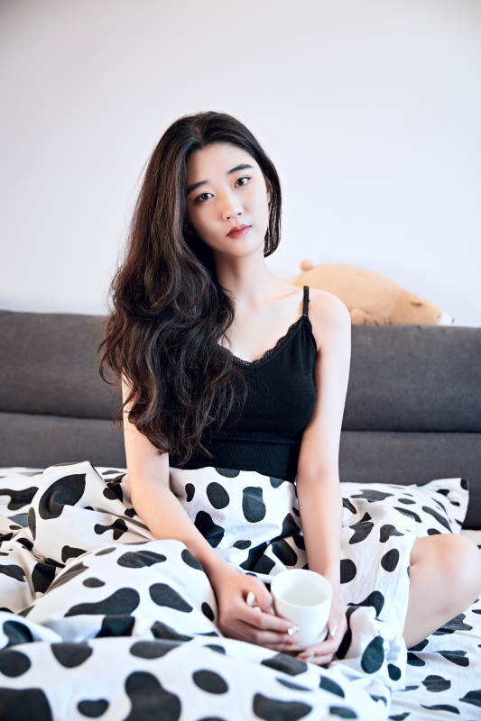 刚刚睡醒,起床的亚洲女孩图片