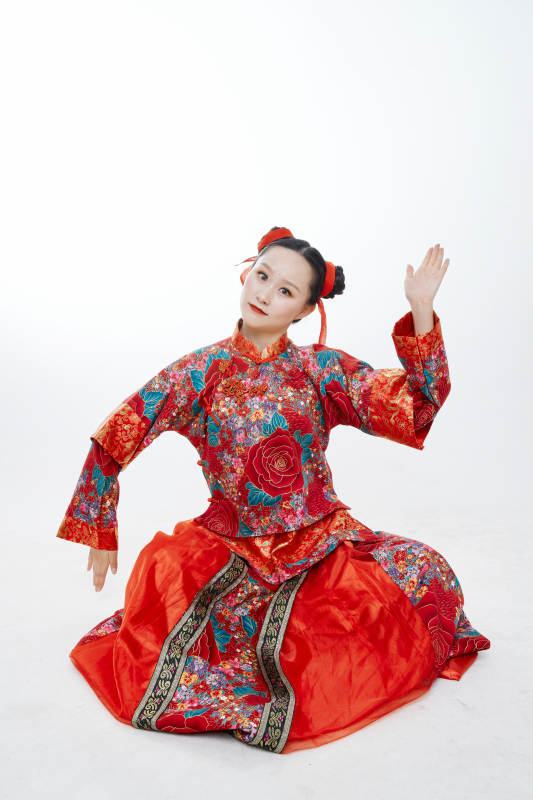 身穿中国传统服饰的青年女性图片