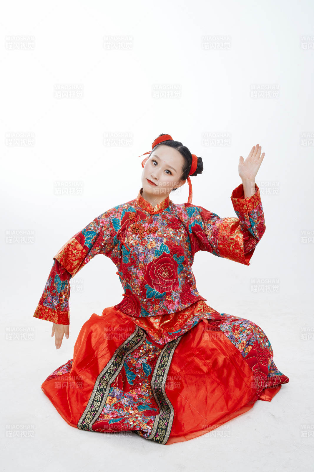 身穿中国传统服饰的青年女性图片