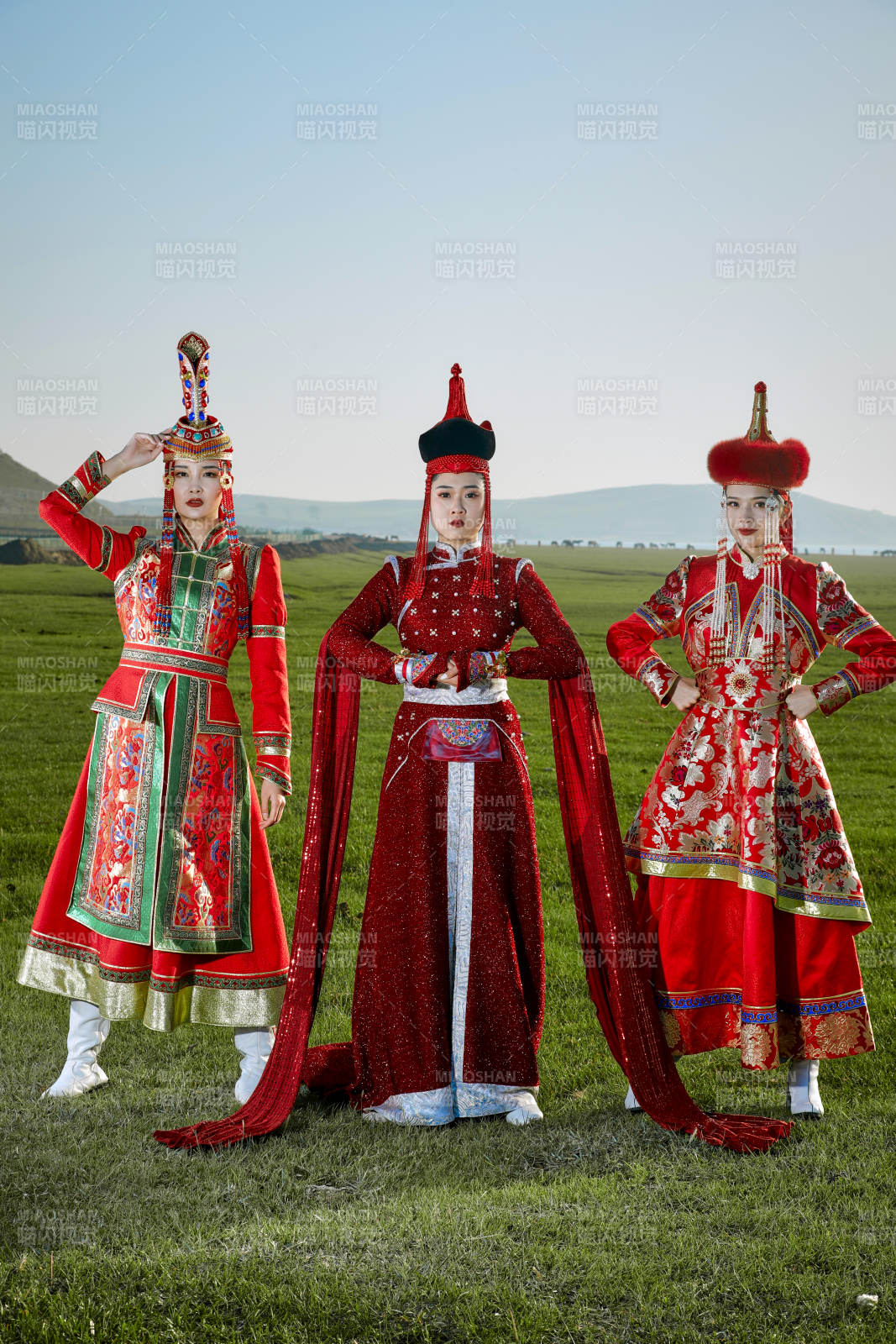 草原上穿着蒙古族传统服饰的亚洲年轻美少女图片