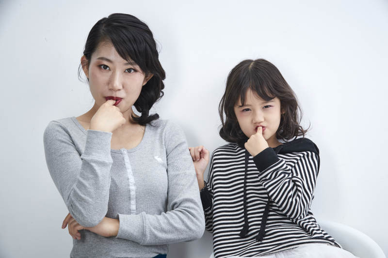 白色背景的美丽妈妈与可爱女儿亲子人像图片