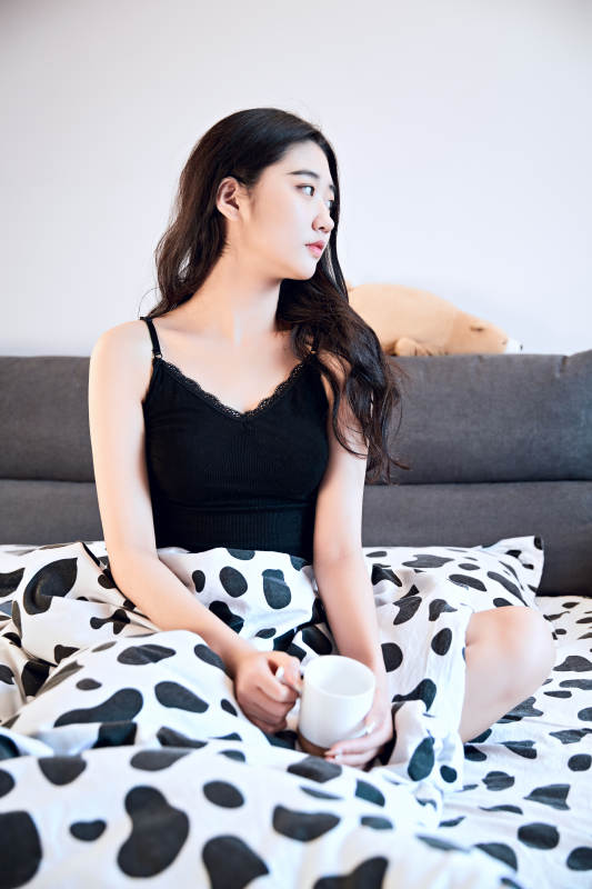 刚刚睡醒,起床的亚洲女孩图片