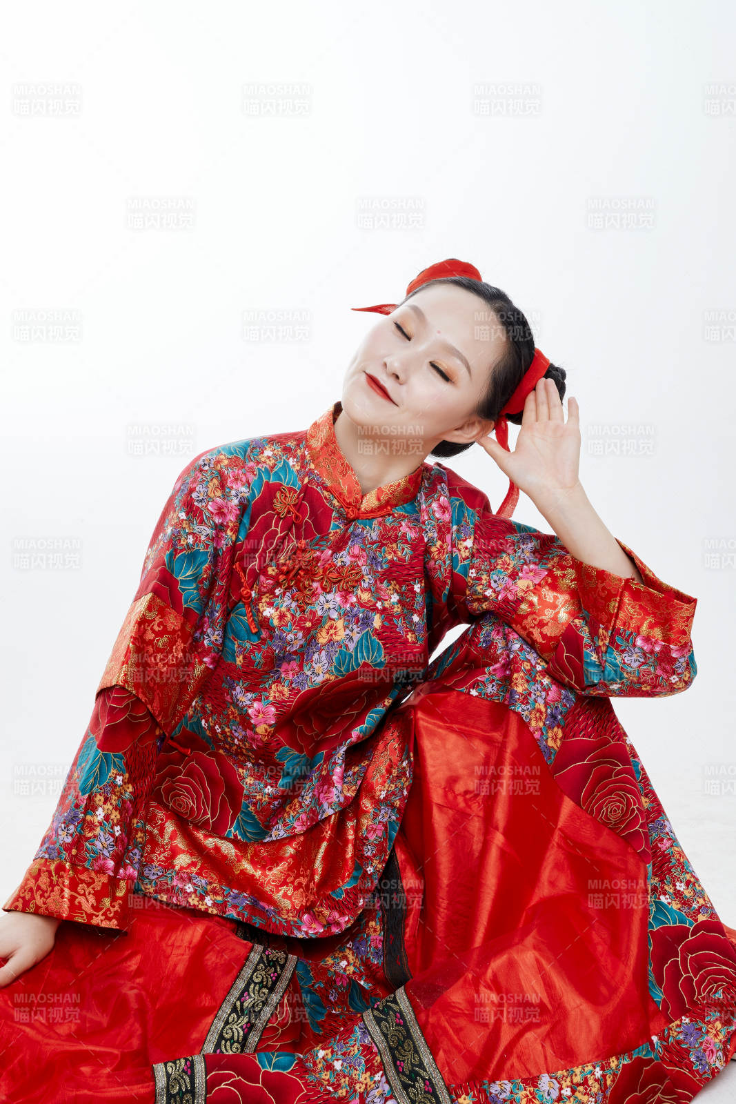 身穿中国传统服饰的青年女性图片