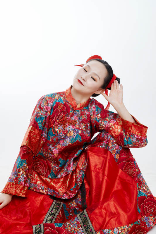 身穿中国传统服饰的青年女性图片