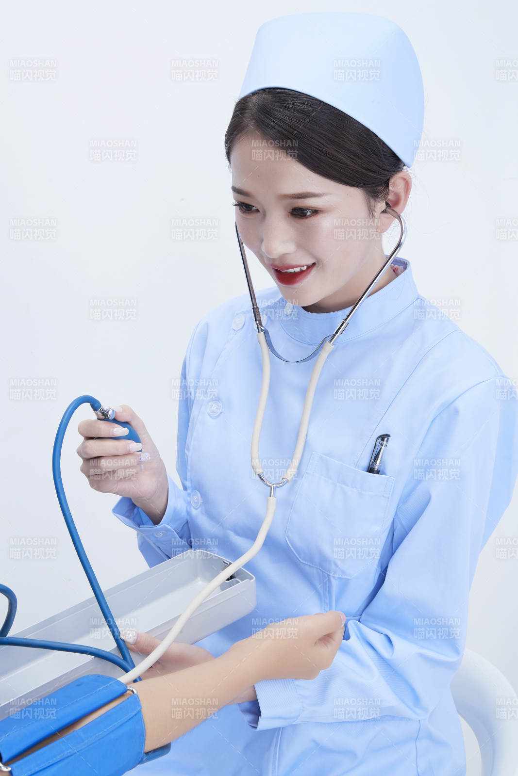 佩戴听诊器的女性医护人员为患者听诊检查图片