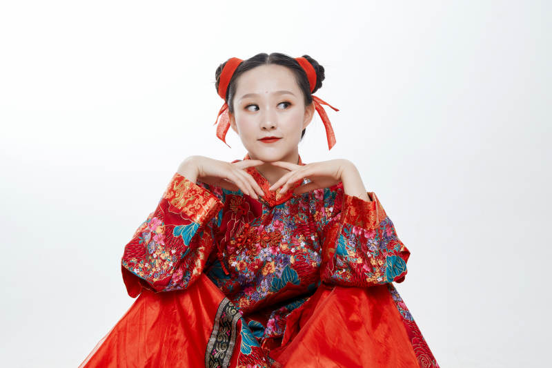 身穿中国传统服饰的青年女性图片