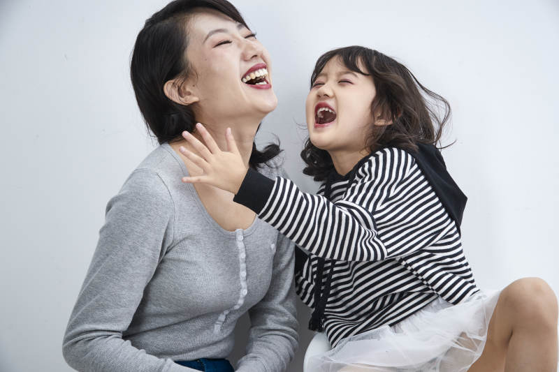 白色背景的美丽妈妈与可爱女儿亲子人像图片