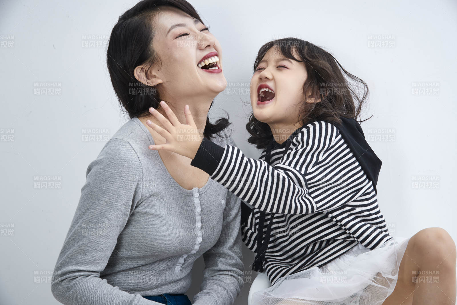 白色背景的美丽妈妈与可爱女儿亲子人像图片