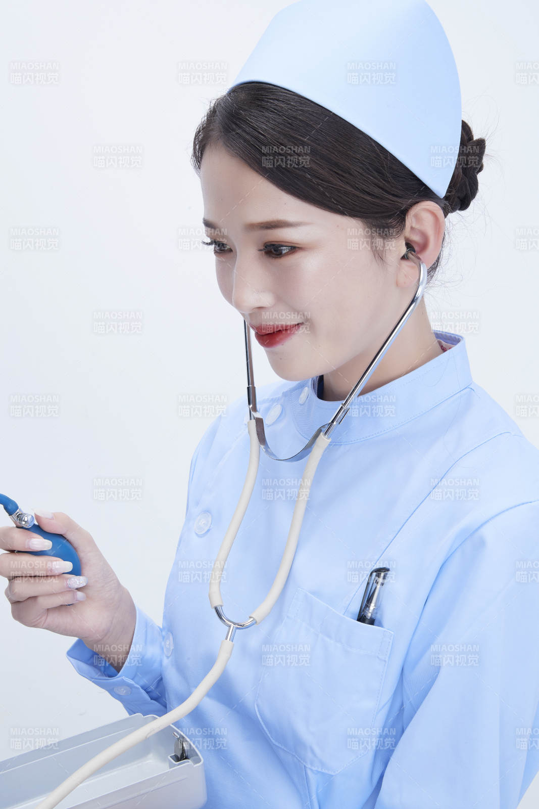 佩戴听诊器的女性医护人员为患者听诊检查图片