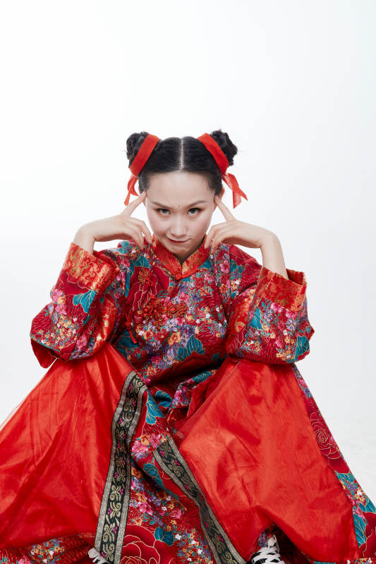 身穿中国传统服饰的青年女性图片