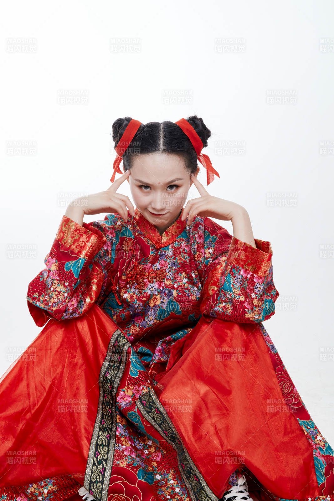 身穿中国传统服饰的青年女性图片