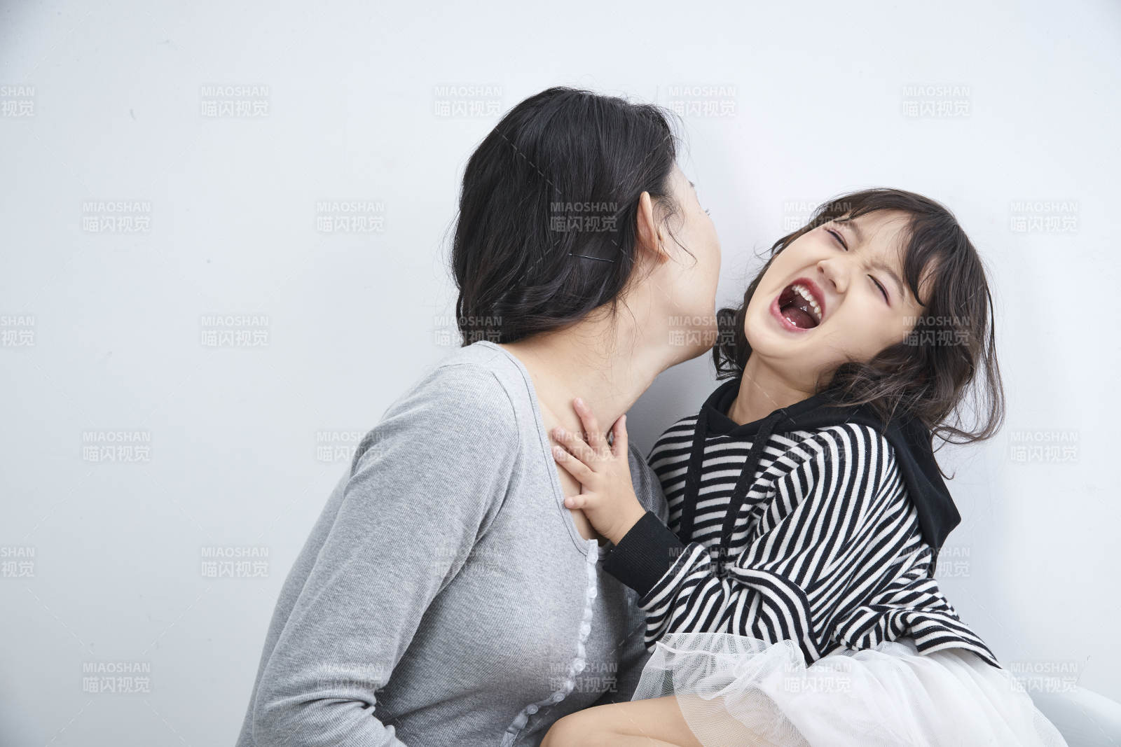 白色背景的美丽妈妈与可爱女儿亲子人像图片