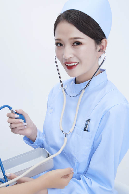 佩戴听诊器的女性医护人员为患者听诊检查图片