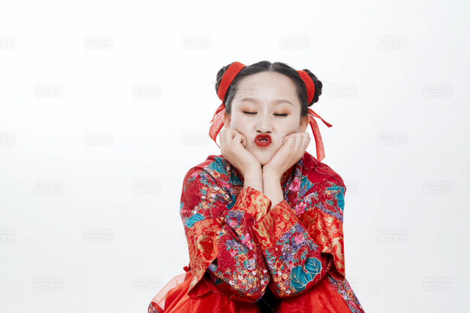身穿中国传统服饰的青年女性图片