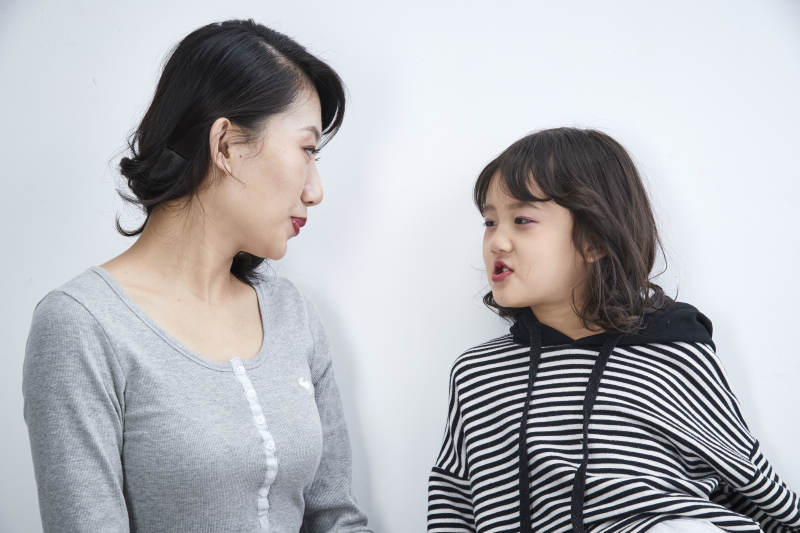 白色背景的美丽妈妈与可爱女儿亲子人像图片