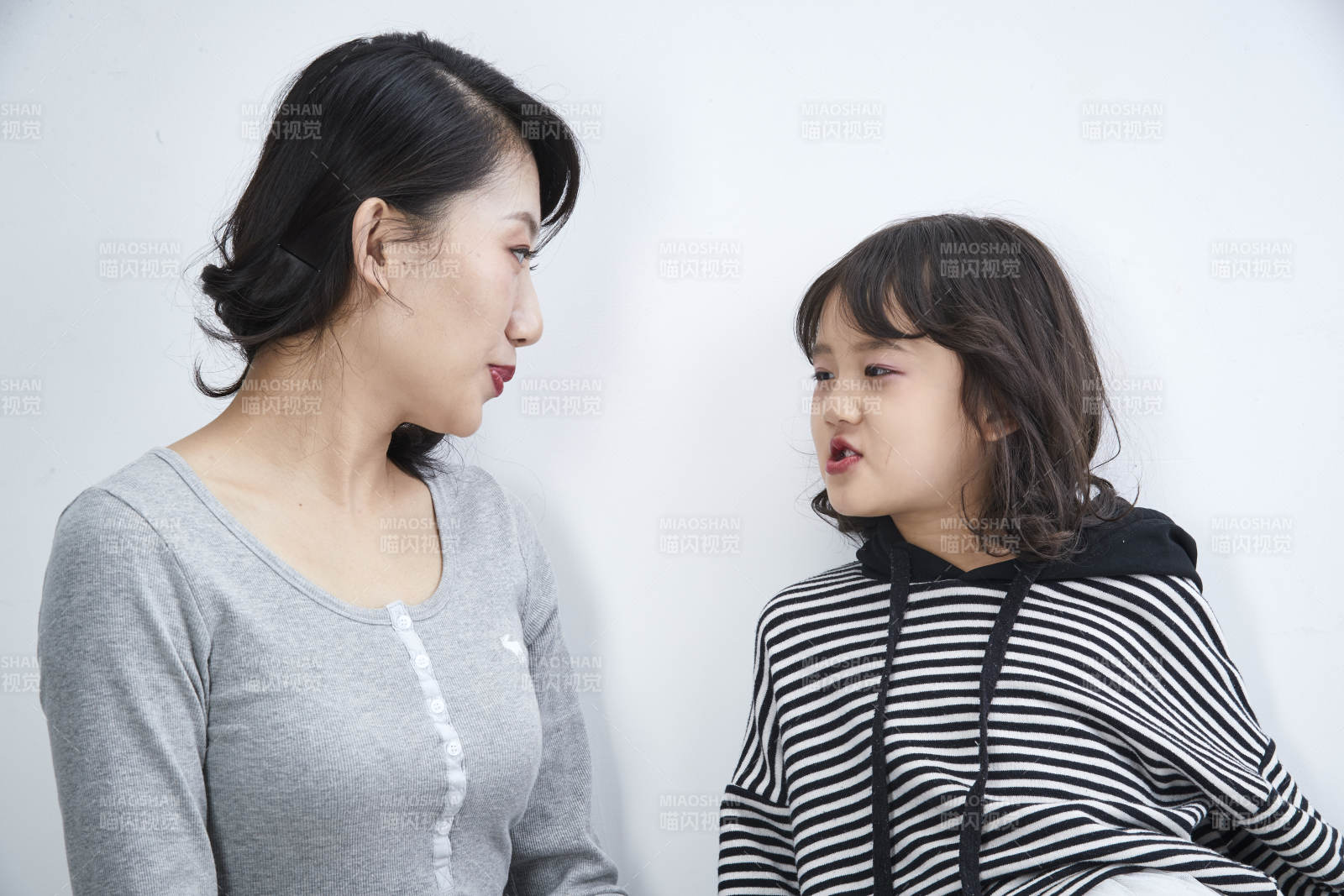 白色背景的美丽妈妈与可爱女儿亲子人像图片