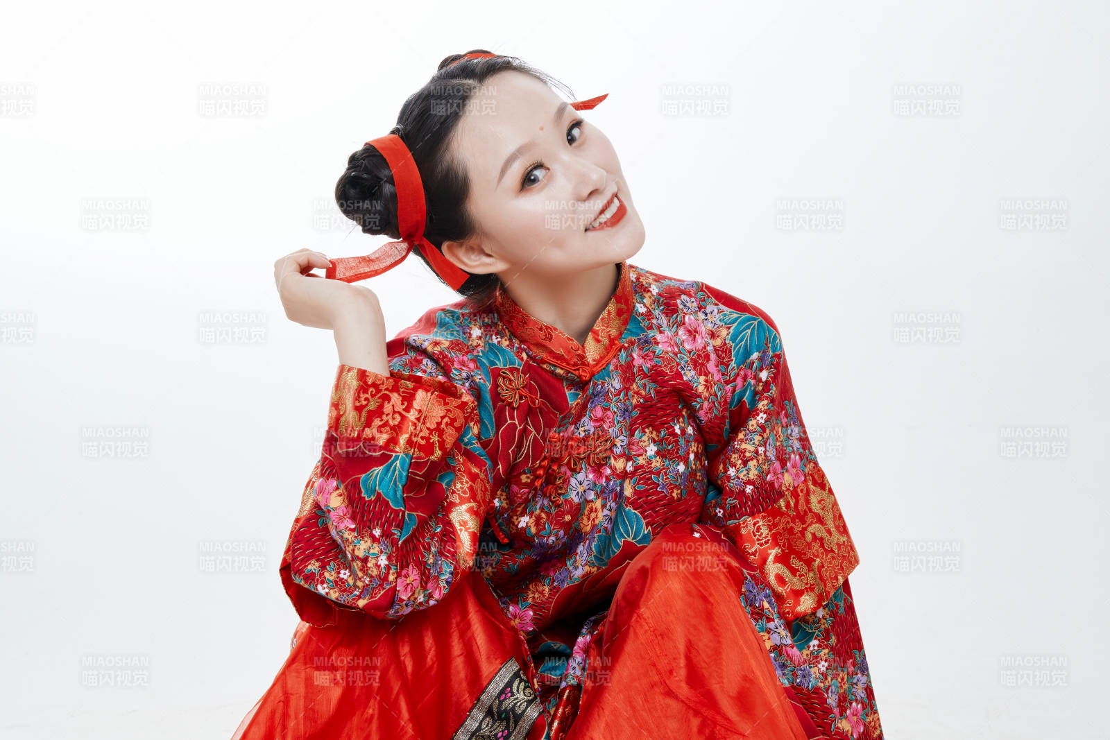 身穿中国传统服饰的青年女性图片