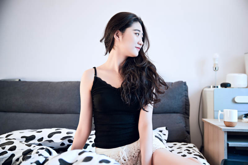 刚刚睡醒,起床的亚洲女孩图片